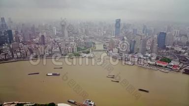 多艘驳船在上海沿江航行时程。 中国上海